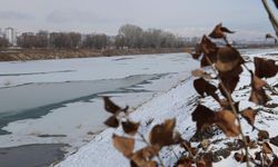 Sivas'taki Nehir Buz Tuttu