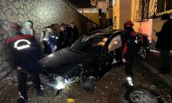 Otomobil Site Bahçesine Düştü