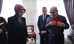 Bakan Özdemir'den şehit evine ziyaret