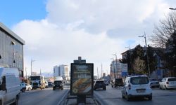 Sivas'ta Dev Reklam Panoları Yayalar İçin Tehlike Oluşturuyor