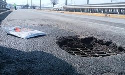 Sivas'ta Karayolunda Oluşan Çöküntüler Tehlike Saçıyor