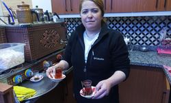 Çocuklarını okutmak için çaycılık yapıyor