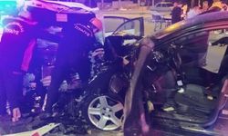 Otomobiller Çarpıştı: 1'i Ağır 5 Yaralı