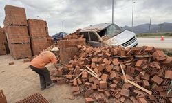 Aracıyla tuğla fabrikasına girdi! Yaralılar var!