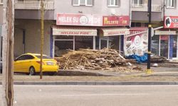 Sivas'ta Kaldırımda İstiflenen Odunlar Risk Oluşturuyor