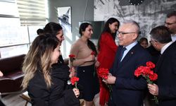 Sivas Valisi Yılmaz Şimşek Ve Abdullah Güler Kadınlar Günü'nde Gül Dağıttı