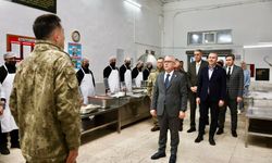 Sivas Valisi Yılmaz Şimşek ve Başkan Adem Uzun, Mehmetçiklerle İftarda Buluştu