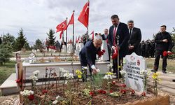 Sivas’ta Çanakkale Zaferi Programında Şehitliğe Karanfil Bırakıldı