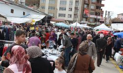 Bayram pazarı yeni yerinde hizmet vermeye devam ediyor
