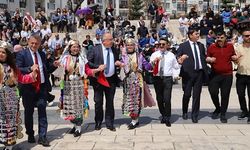Vali Yardımcısı ve Müdür halaya durdu! Sivas'ta o anlar