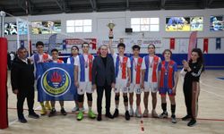 Liseler voleybolda mücadele verdi