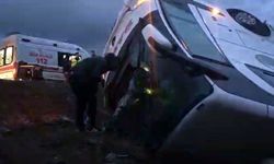 Yoldan çıkan otobüs tarlaya uçtu! Ölü ve yaralılar var!
