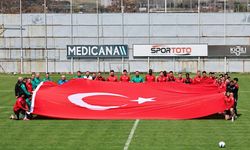 Sivasspor tesislerinde o anlar! Dev bayrakla 23 Nisan pozu