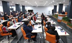 Sivas Belediyesi’nde çocuklar meclis koltuğuna oturdu