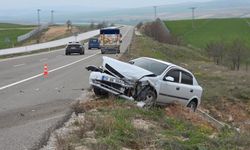 İki otomobil çarpıştı: 3 yaralı