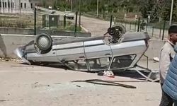 Ters dönen araçtan sağ çıktılar