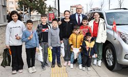 Vali Şimşek çocuklarla bayram sevincini paylaştı