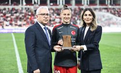 Vali Yılmaz Şimşek, Ebru Topçu’ya plaket takdim etti