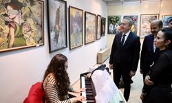 Adem Uzun, Dünya Sanat Günü sergisini ziyaret etti