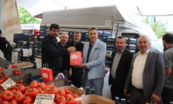 Pazarcı esnafına hediye, vatandaşa gül
