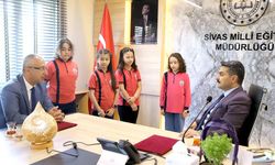 Minikler atıkları değerlendirdi, Müdür Erdoğan'a bakın ne hediye ettiler?