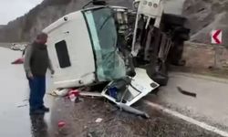 Sağanakta devrilen kamyondan yaralı kurtuldu