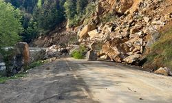 Komşuda heyelan oldu yol kapandı