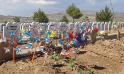 Bu mezarlar yüreklere dokunuyor