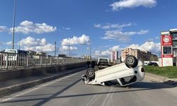 Feci kaza! Sivas Sultan Şehir Bulvarı'nda araç devrildi: 3 yaralı