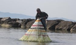Saçma şekilde balık tutuyor
