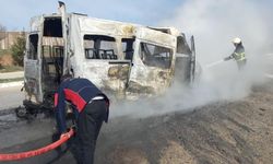Minibüs alev alev yandı