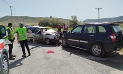 Yerköy yolunda iki araç kafa kafaya çarpıştı