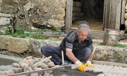 Yollara 45 yıldır taş döşüyor