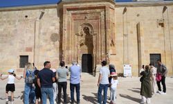 Kapıda Beliren Gölgeyi Görmek İçin Akın Akın Sivas'a Geliyorlar!