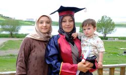 Mezuniyetini torunuyla kutladı