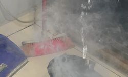 Tamirhane bir anda dumanla kaplandı, panik kamerada