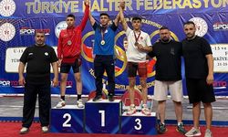 Sivaslı halterciler şampiyonluğu kaldırdılar