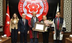 Sivas'ın Hayırsever İş İnsanına Fahri Doktora Unvanı!