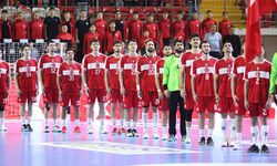 Sivas'ta milli coşku! Vali Şimşek tribünde heyecana ortak oldu