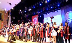 Geleceğin yöneticileri keplerini attı