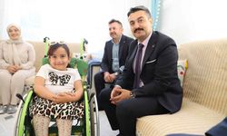 Evde eğitim alan öğrencilere karneleri Müdür verdi