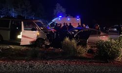 Minibüs otomobile çarptı ortalık savaş alanına döndü