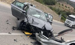 Otomobil bariyerlere saplandı
