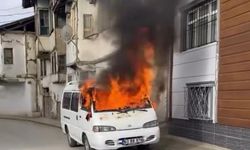 Park Halindeki Minibüs Alev Alev Yandı