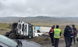 Sivas'ta Feci Kaza! Meyve Yüklü Tır Devrildi!