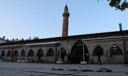Asırlık Camide Bayram Sevinci: Sivas Ulu Camisi'nde Saf Tutan Kalpler