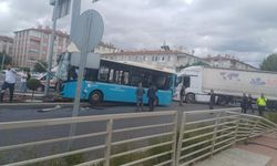 Tır otobüs ve otoyu yoldan çıkardı
