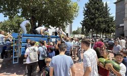 Dedesinin hayrına tonlarca dağıttı
