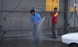 Arabalar değil, şimdi vatandaşlar yıkanıyor...