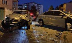 Sivas'ta İki Araç Kafa Kafaya Çarpıştı 6 Kişi Yaralandı!